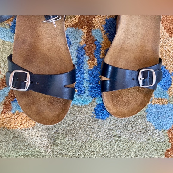 ERIC MICHAEL Leather Whitney Wedge
-size 41 - Picture 7 of 8